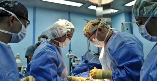 Хирурги делают операцию