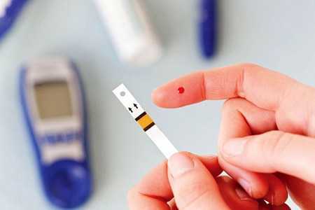 Глюкометр и капля крови Глюкометр и капля крови