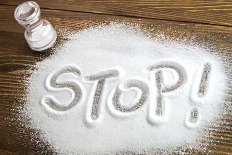 Диабетикам-гипертоникам нужно резко ограничить потребление соли, вплоть до полного отказа