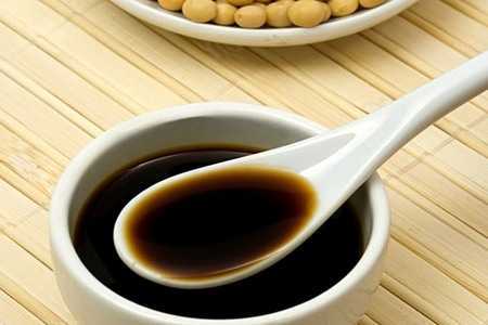 Соевый соус в тарелке
