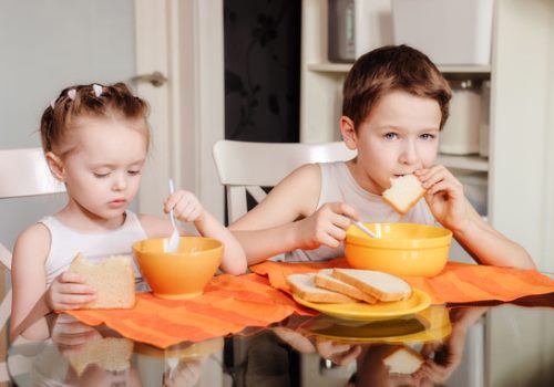 процесс питания ребёнка