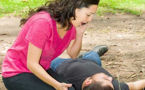 Гипо- и гипергликемия вызывают потерю сознания и гликемическую кому Гипо- и гипергликемия вызывают потерю сознания и гликемическую кому