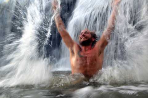 Холодная вода водопада оздоравливает организм и повышает потенцию Холодная вода водопада оздоравливает организм и повышает потенцию