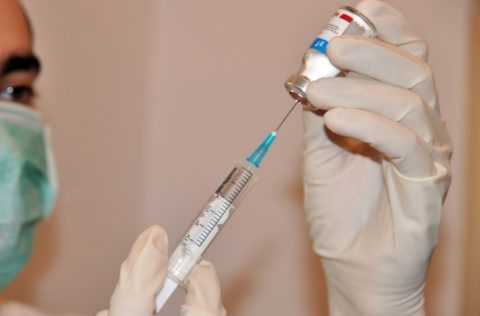 Инсулин рекомендуют вводить с новокаином. Инсулин рекомендуют вводить с новокаином.