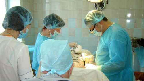 Хирурги делают операцию