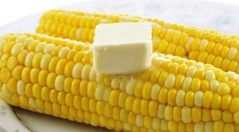 Кукуруза и сливочное масло – вкусная, но вредная комбинация Кукуруза и сливочное масло – вкусная, но вредная комбинация
