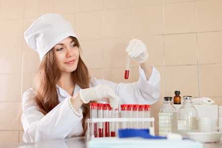 Врач делает анализ крови