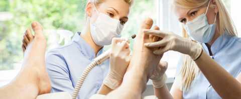 Лечением гиперкератоза стоп и ногтей занимается врач-подолог