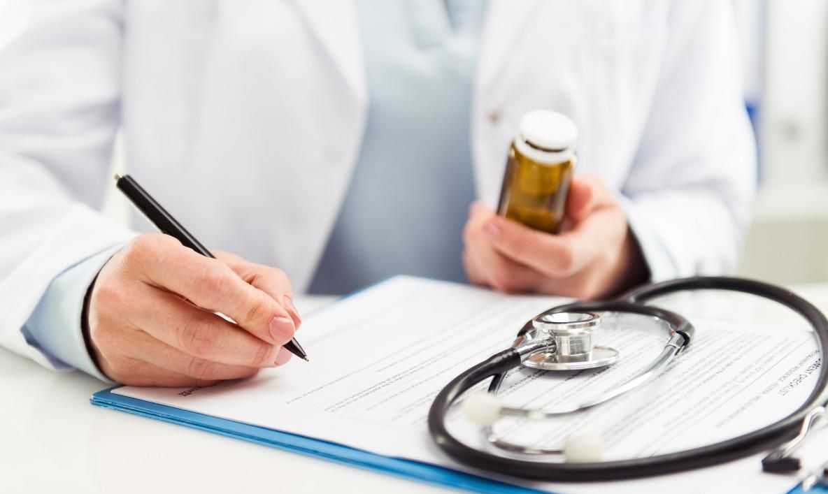 врач выписывает терапию
