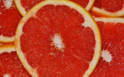 Лучший фрукт – это красные грейпфруты, которые надо есть с белыми оболочками долек Лучший фрукт – это красные грейпфруты, которые надо есть с белыми оболочками долек