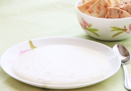 манная каша на тарелке