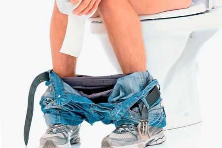 мужчина на унитазе со спущенными штанами мужчина на унитазе со спущенными штанами