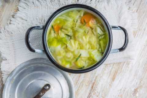 Необходимо помнить, что употреблять белокочанную капусту следует малыми порциями. Необходимо помнить, что употреблять белокочанную капусту следует малыми порциями.