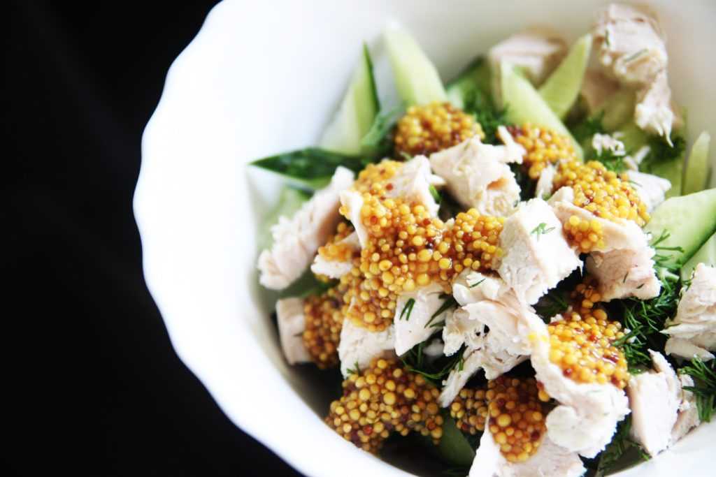 Салат с маринованными огурцами