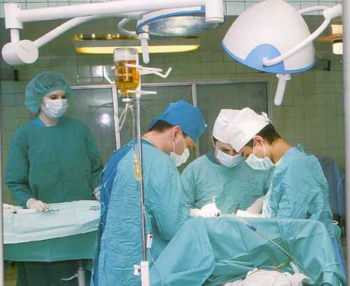 Хирурги делают операцию