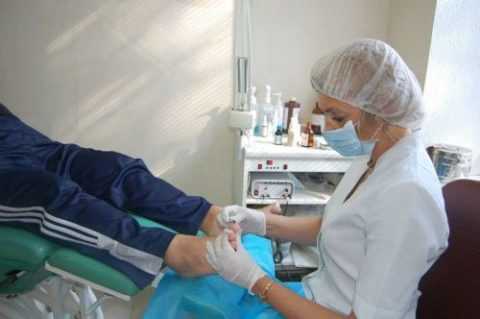 Осмотр пациента с язвенным поражением. Осмотр пациента с язвенным поражением.