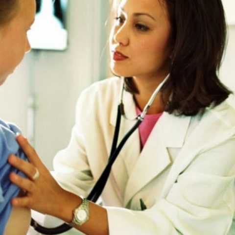 Осмотр врача, для назначения правильного лечения