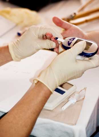 Пациент должен постоянно контролировать показатели сахара в крови Пациент должен постоянно контролировать показатели сахара в крови