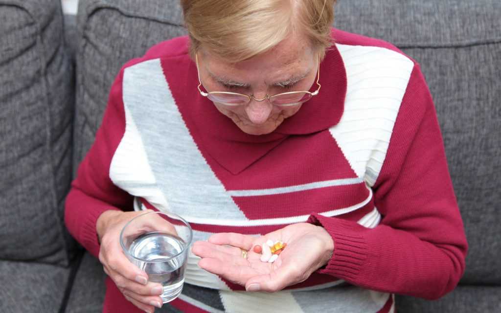 пенсионер пьет лекарство