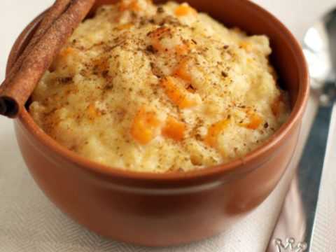 Перед употреблением можно посыпать кашу небольшим количеством коричного порошка.