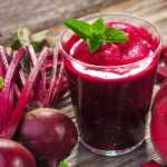 Перед употреблением сок свеклы следует отстоять в холодильнике в течение трех часов.