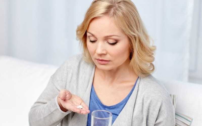 Пьет таблетки