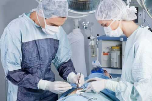 Хирурги делают операцию