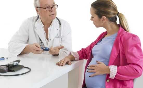 Беременная женщина на приеме у врача