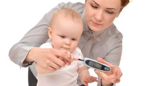 При наличии в анамнезе одного или нескольких факторов риска необходимо проведение контроля уровня сахара в крови грудничка