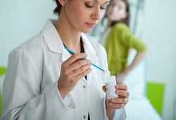 Проводится забор секрета для исследования.