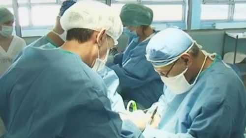 Хирурги делают операцию