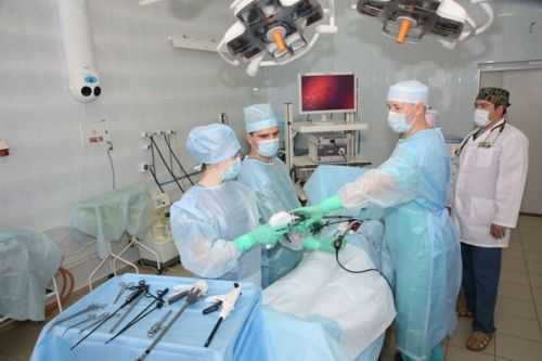 Хирурги делают операцию