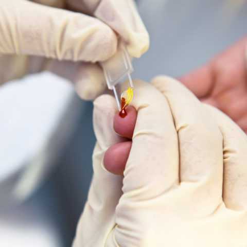 Ребенок сдает кровь для обследования