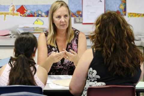 Родители должны поговорить с классным руководителем и учительским составом, сообщив о недуге ребенка. Родители должны поговорить с классным руководителем и учительским составом, сообщив о недуге ребенка.