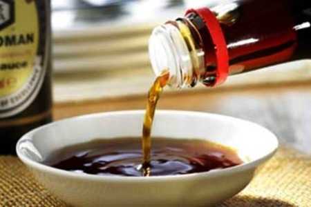Соевый соус льётся из бутылки