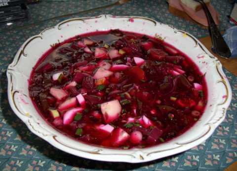 Свекольник желательно употреблять со свежей домашней сметаной или сливками.