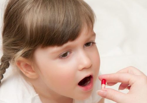 девочке дают капсулу