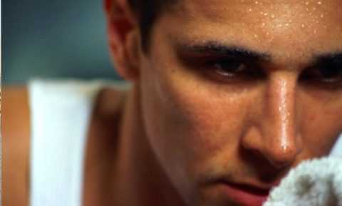 Тремор в конечностях, дрожь в теле и выступание холодного пота свидетельствуют о начале гипогликемического приступа.