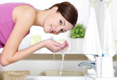 Умываться и очищать кожу следует ежедневно, используя для этого подходящие средства.