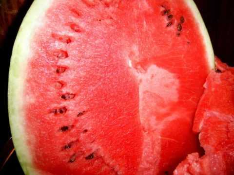 Употребление арбузов, выращенных на химических удобрениях, несет организму вред. Употребление арбузов, выращенных на химических удобрениях, несет организму вред.