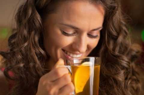 Увлажнить кожу изнутри поможет обязательное соблюдение питьевого режима.