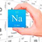 В крови наблюдается гипернатриемия (более 150 ммоль/л)