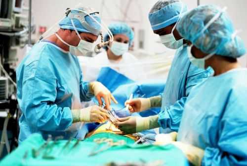 Хирурги делают операцию