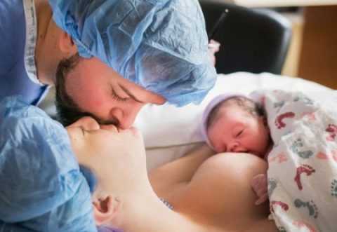 ВОЗ рекомендует сразу же после родов приложить ребёнка к груди ВОЗ рекомендует сразу же после родов приложить ребёнка к груди