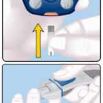 Вставьте тест-полоску в гнездо и проколите палец