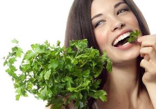 девушка кушает зелень