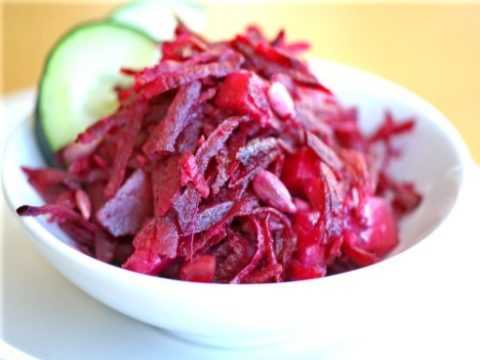 Закуска из огурцов и отварной свеклы идеальна для утоления голода в жаркие дни лета.